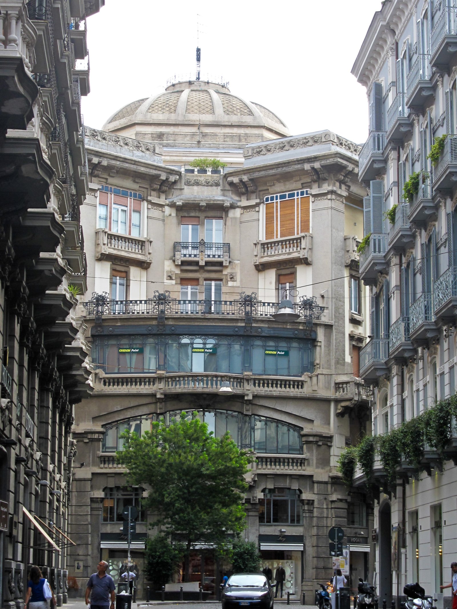 Naples | Palais de Mannajuolo et le bel escalier - Napoli | Secret World Trip Planner