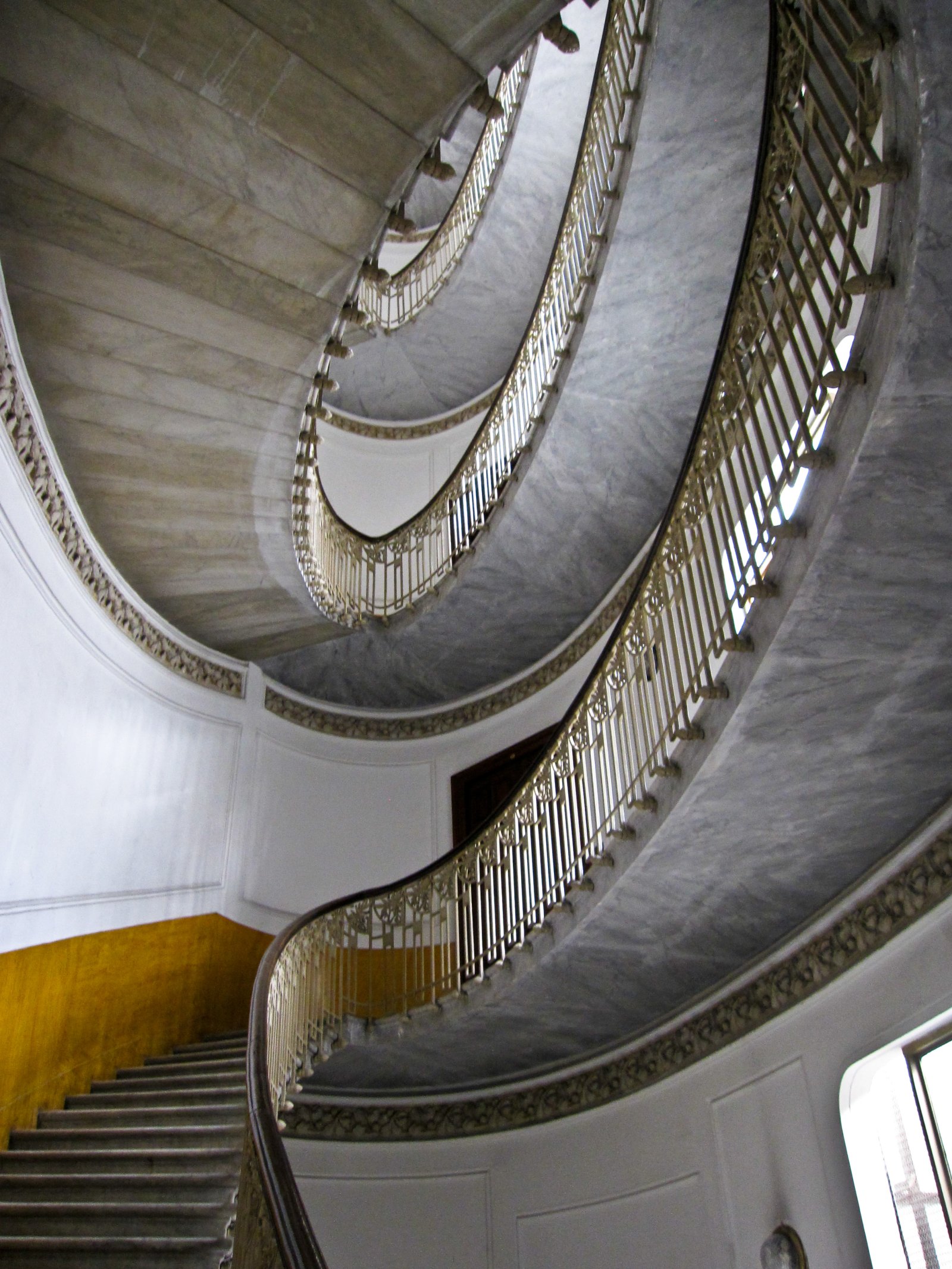Naples | Palais de Mannajuolo et le bel escalier - Napoli | Secret World Trip Planner