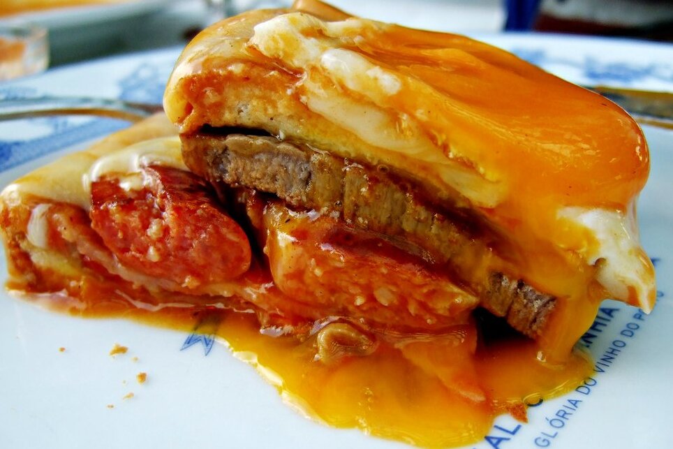 Francesinha é o típico prato Porto - Porto | Secret World Trip Planner