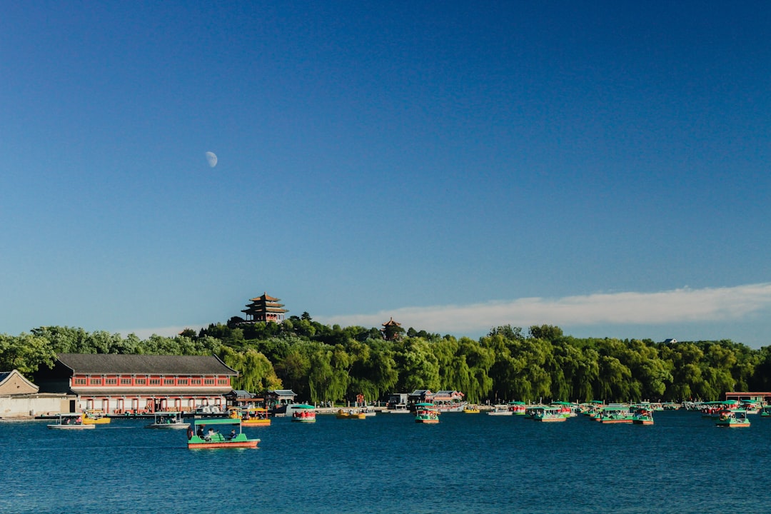 pourquoi ne pas faire un tour en bateau sur le lac Shichahai ? - Beijing Shi | Secret World Trip Planner