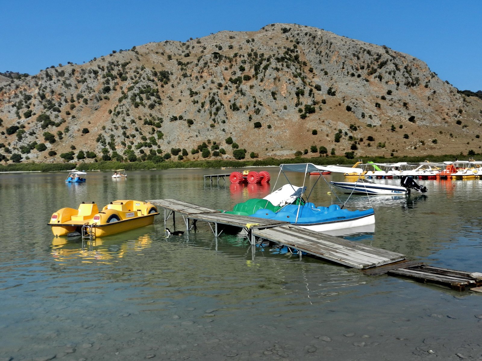 Le lac Kournas sur l'île de Crète - Курна | Secret World Trip Planner