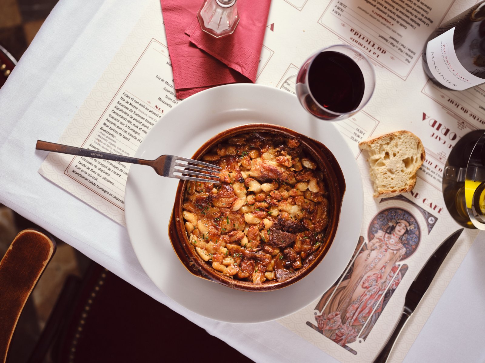 Le cassoulet est un plat réconfortant de haricots blancs à la viande - Tolosa | Secret World Trip Planner