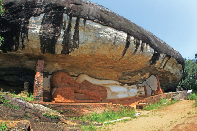 Pidurangala Rock and the Buddha statue — Sigiriya