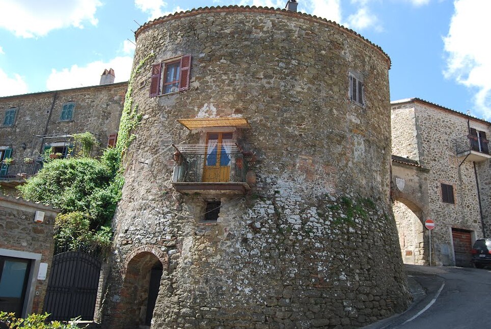 Les anciens murs de Manciano - Manciano | Secret World Trip Planner