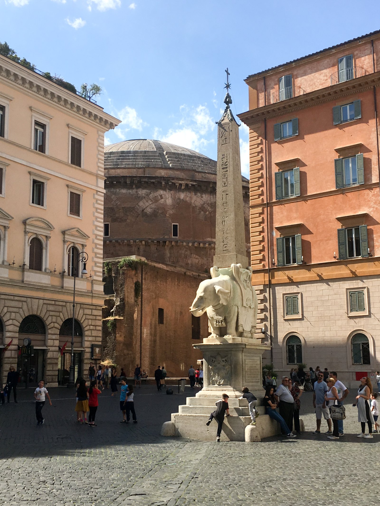 Piazza della Minerva a jej holka - Roma | Secret World Trip Planner