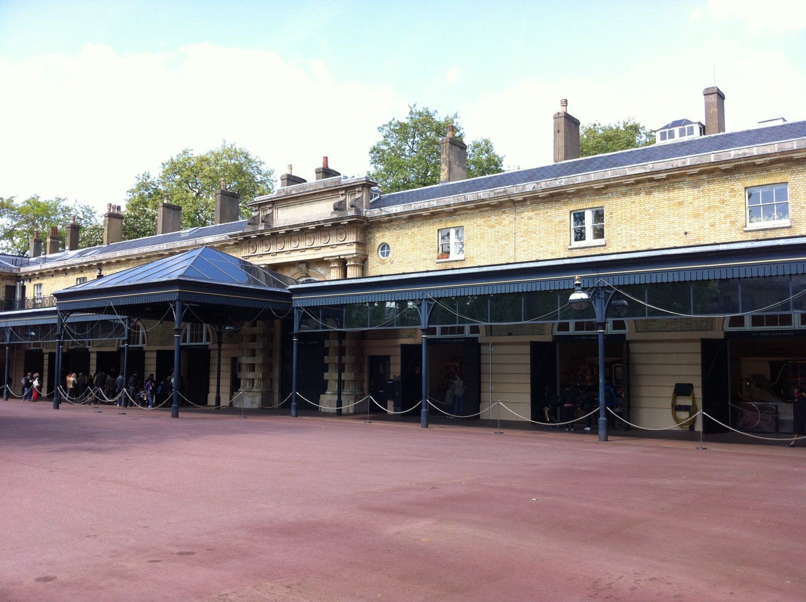 Kraljevi Mews v Buckinghamski palači. - Westminster | Secret World Trip Planner
