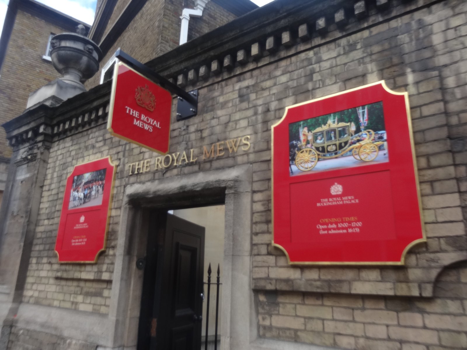 Kraljevi Mews v Buckinghamski palači. - Westminster | Secret World Trip Planner