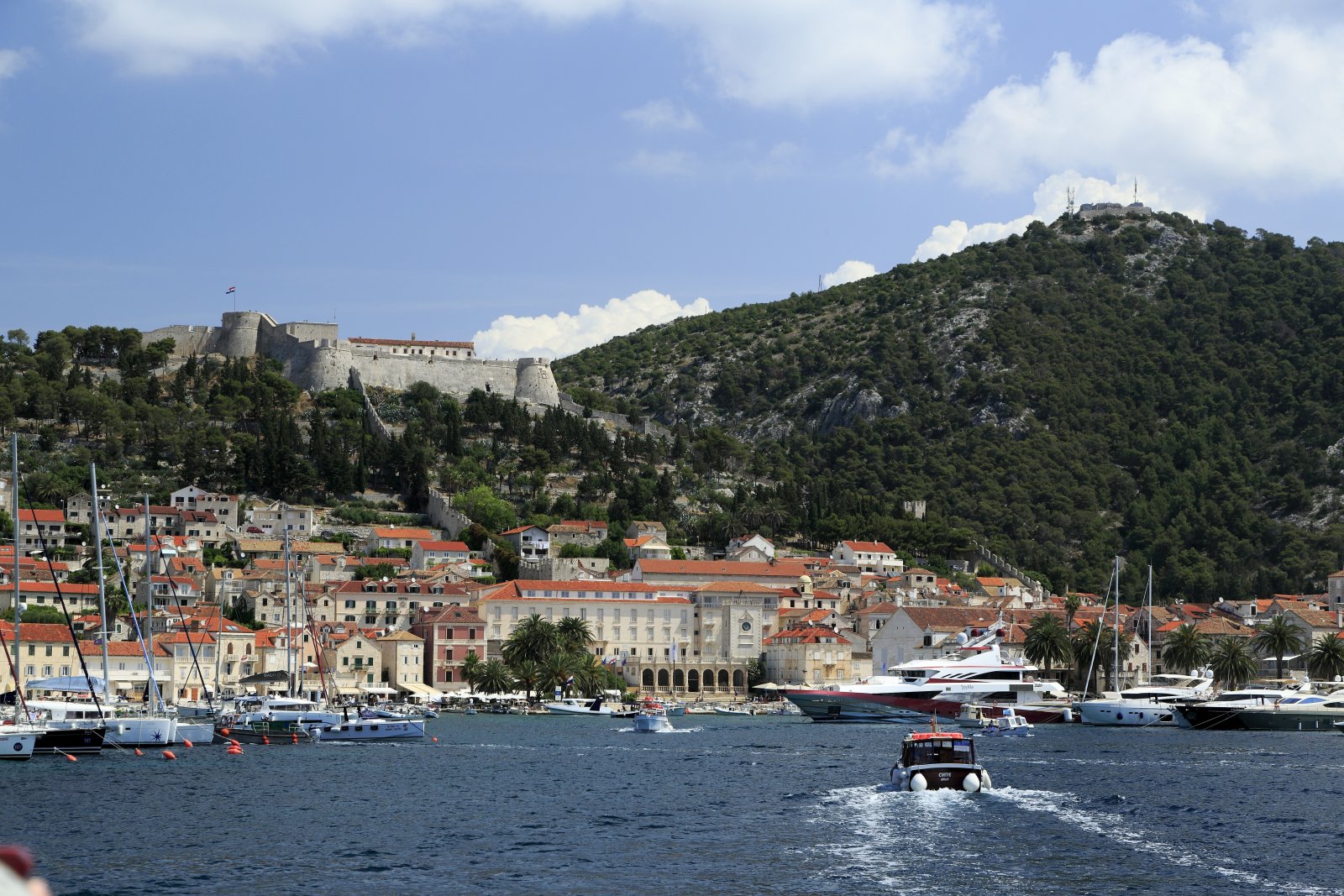 L'île de Hvar : la côte dalmate la plus célèbre - Lesina | Secret World Trip Planner