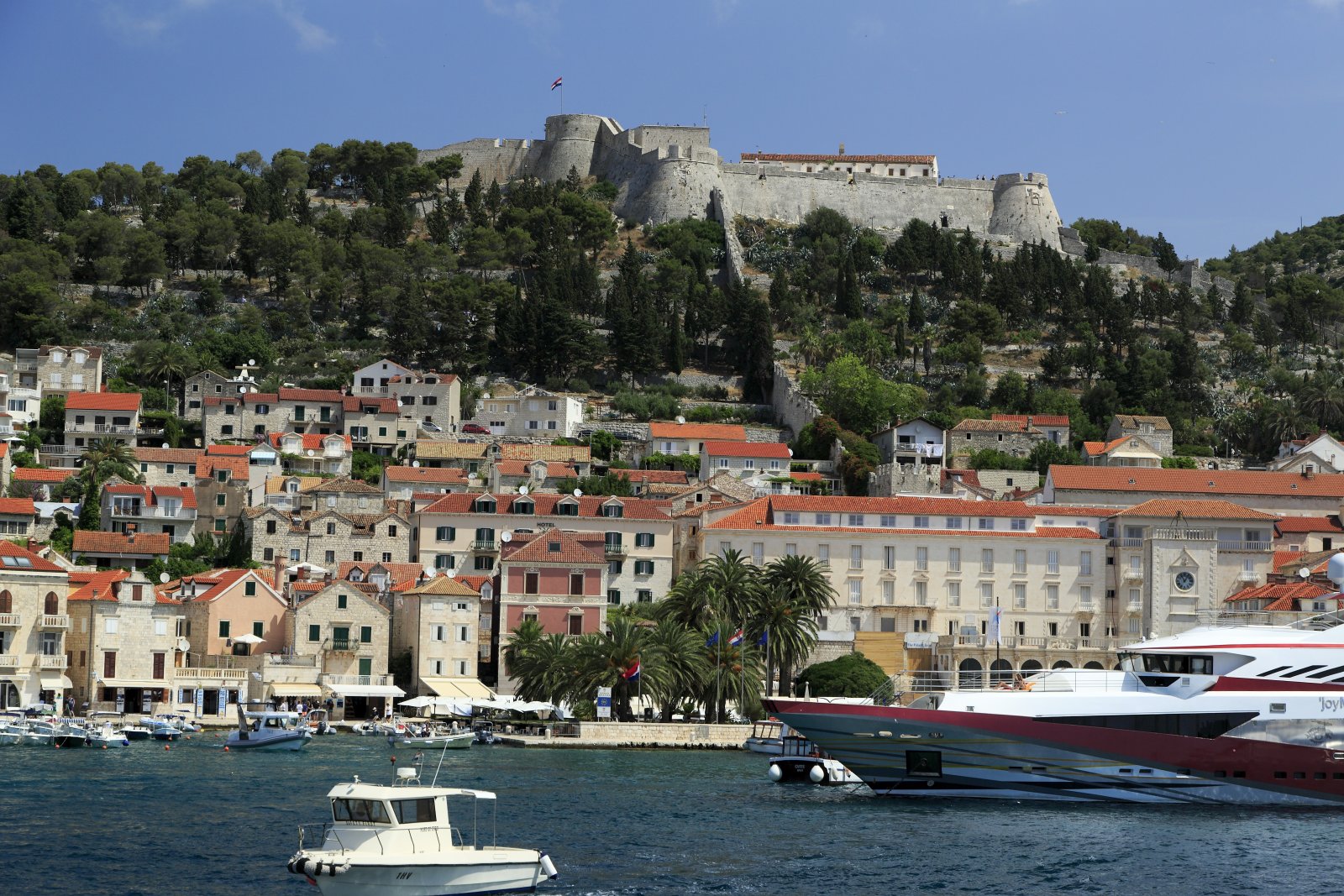 L'île de Hvar : la côte dalmate la plus célèbre - Lesina | Secret World Trip Planner