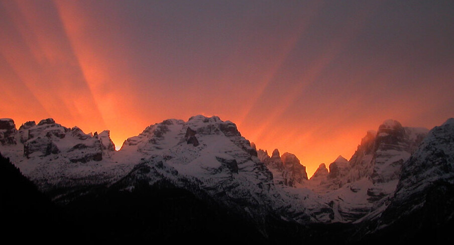 Les Dolomites de la Brenta à la lumière du coucher du soleil. - Campo Carlo Magno | Secret World Trip Planner