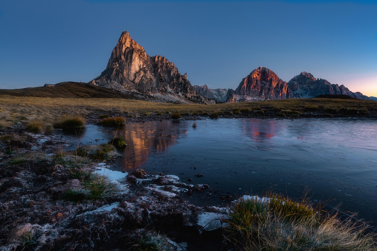 Les Dolomites de la Brenta à la lumière du coucher du soleil. - Campo Carlo Magno | Secret World Trip Planner