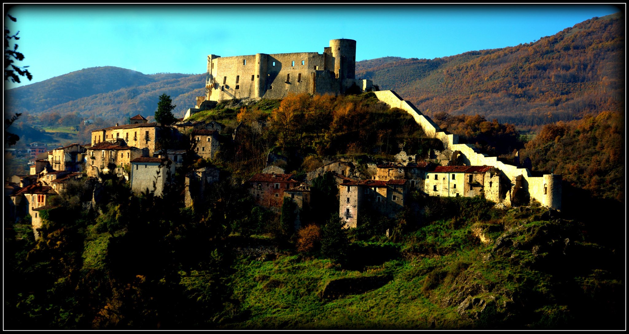 கோட்டை கராசியோலோ-ரகசியம் W - Brienza | Secret World Trip Planner