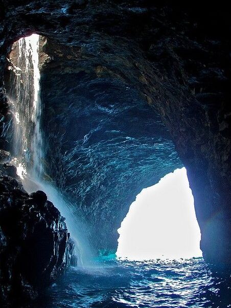 Cascade de la grotte de Waiahuakua sur l'île de Kauai — Waiahuakua