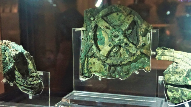 Le mécanisme d'Antikythera : Une énigme des profondeurs vieille de 2 000 ans - Athina | Secret World Trip Planner