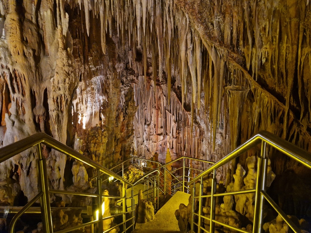 Grotta di Kastania - Emporikis Naftilias | Secret World Trip Planner