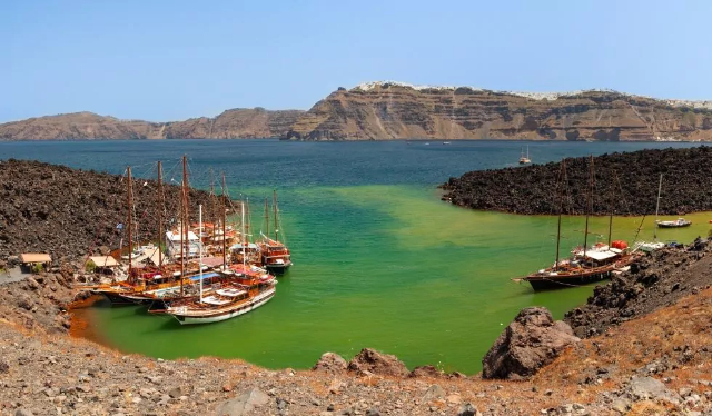 Bootsfahrt zum Vulkan Santorin: Eine Reise durch das Herz der Caldera - Santorini | Secret World Trip Planner