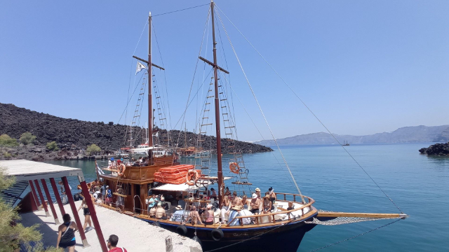 Bootsfahrt zum Vulkan Santorin: Eine Reise durch das Herz der Caldera - Santorini | Secret World Trip Planner