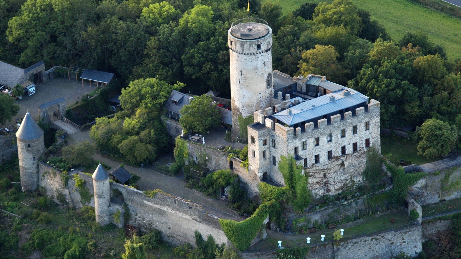 Burg Pyrmont - Roes | Secret World Trip Planner