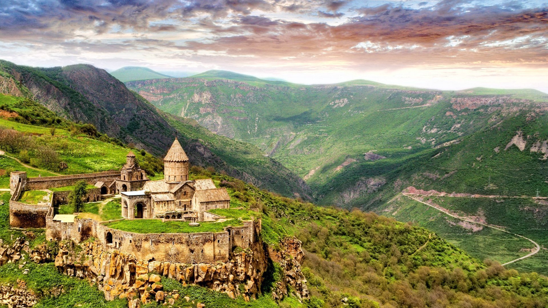 Monastère de Tatev - Halidzor | Secret World Trip Planner