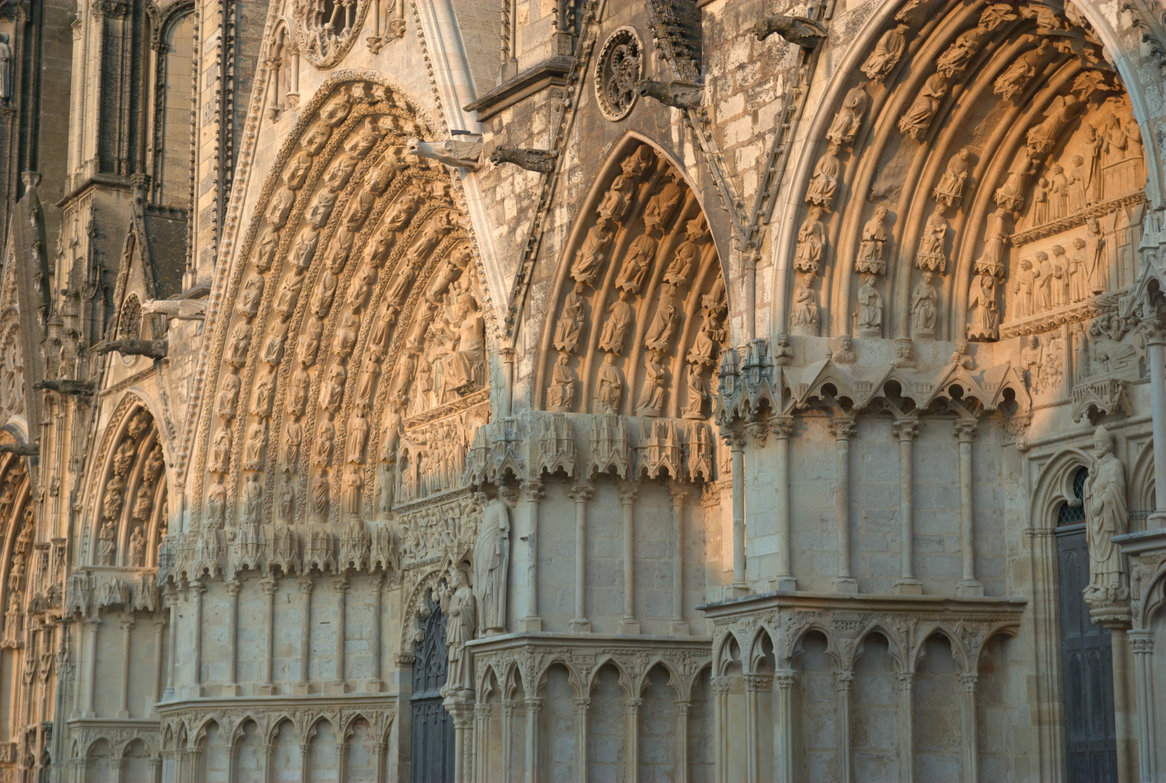 Construite dans le style gothique français, la cathédrale de Bourges - Bourges | Secret World Trip Planner