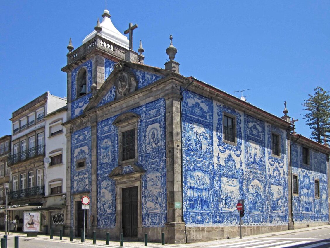 La belle chapelle des âmes de Porto - Chapel of Souls | Secret World Trip Planner