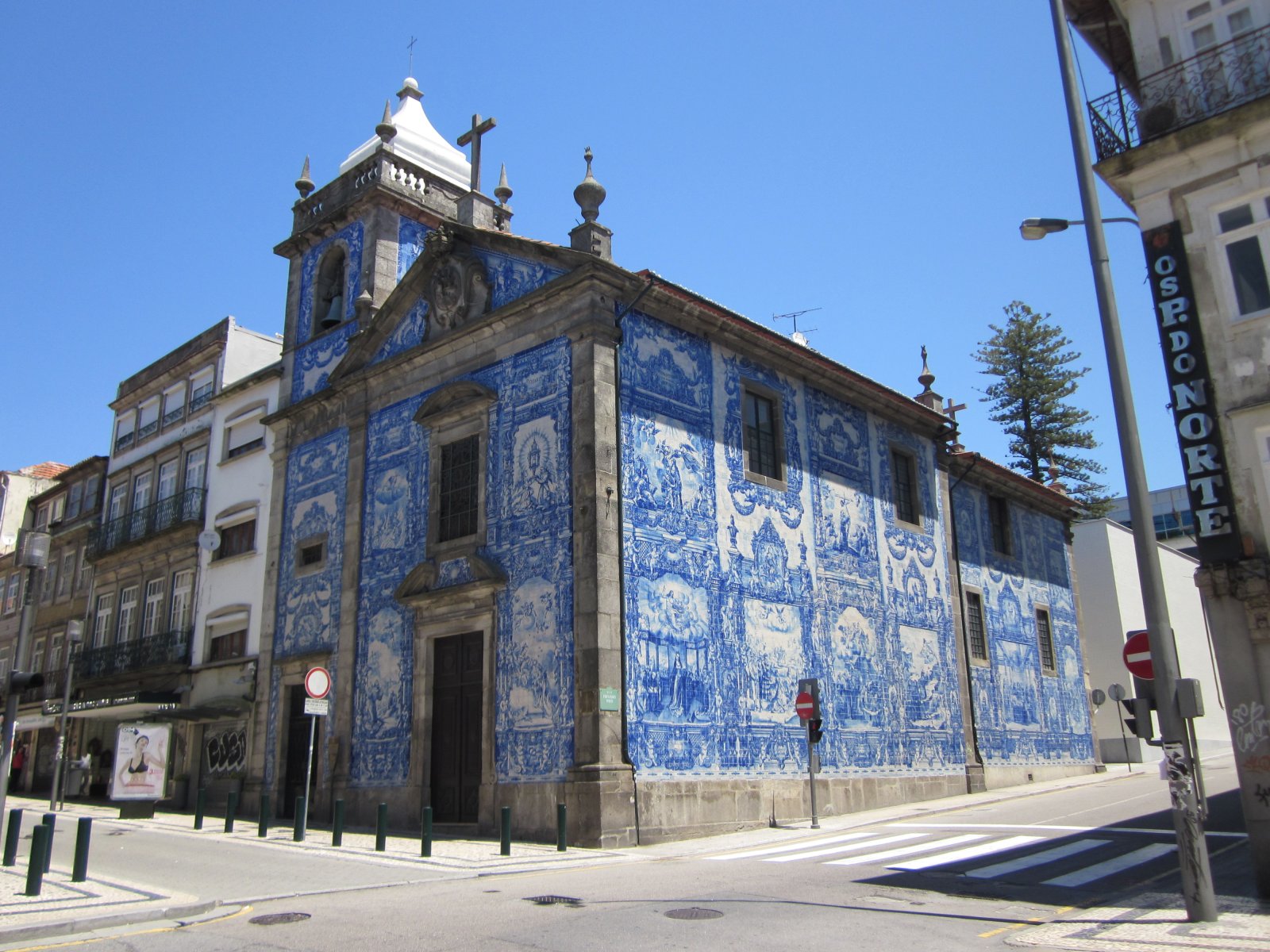 La belle chapelle des âmes de Porto - Chapel of Souls | Secret World Trip Planner
