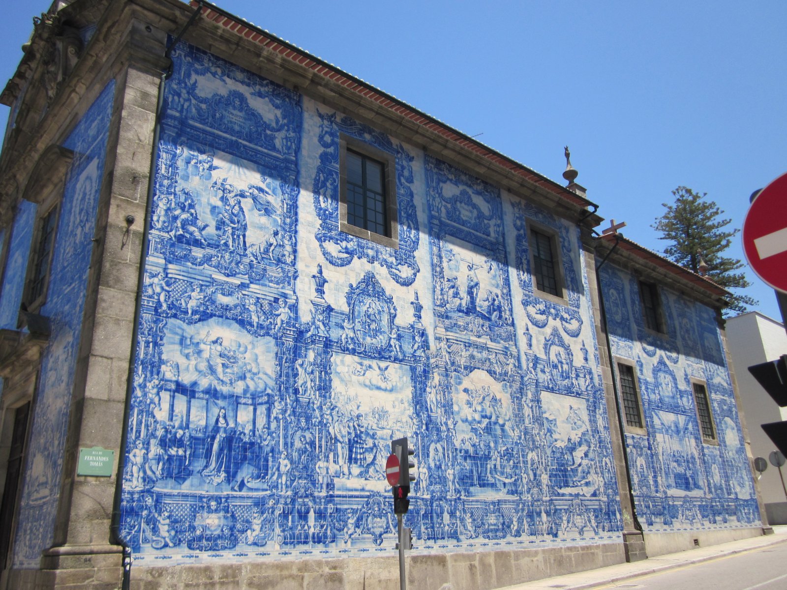 La belle chapelle des âmes de Porto - Chapel of Souls | Secret World Trip Planner