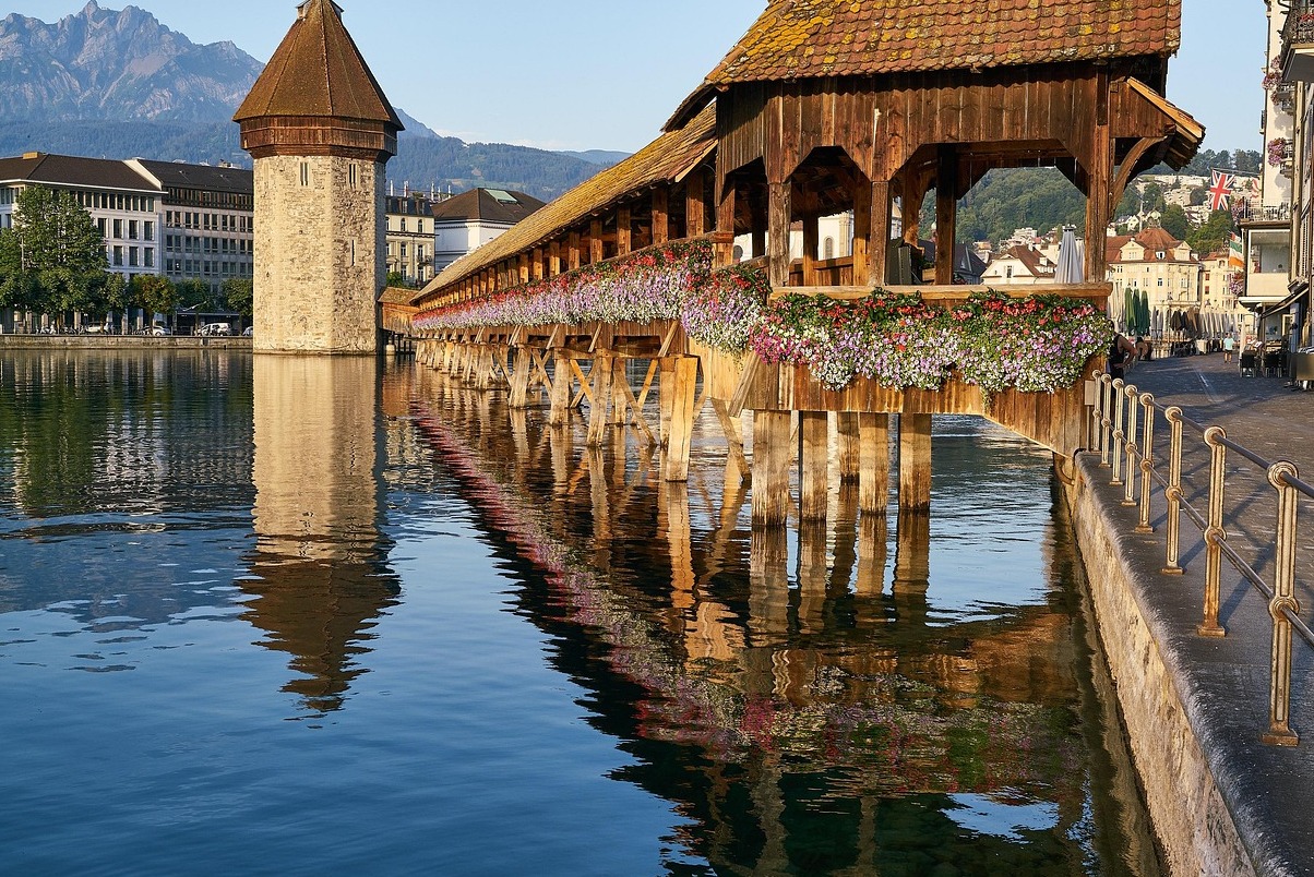 Luzern از: Kapellbrücke (عینا, پل کلیسای کوچک) - Luzern | Secret World Trip Planner