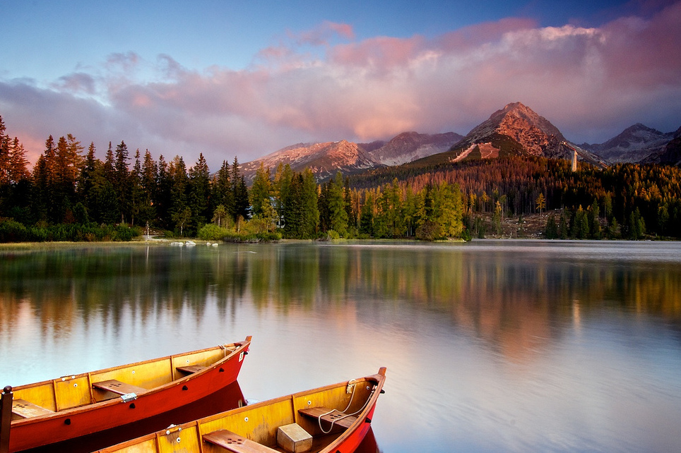 Štrbské pleso est un lac de montagne pittoresque — Vysoké Tatry