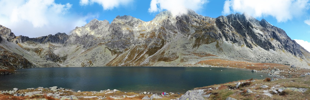 Štrbské pleso est un lac de montagne pittoresque - Vysoké Tatry | Secret World Trip Planner