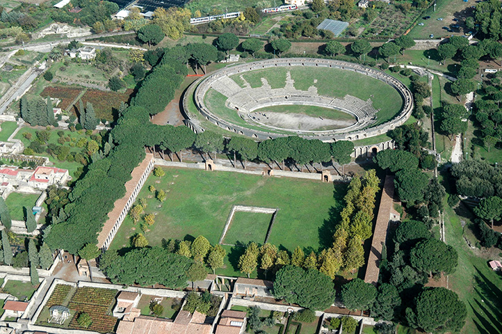 Amfiteatar - Via dell’Abbondanza | Secret World Trip Planner