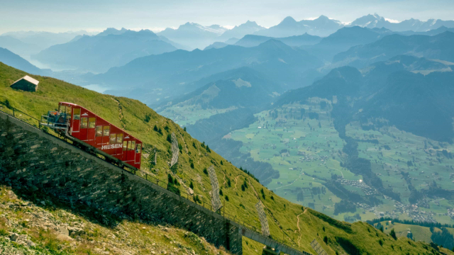 లా ఫూనిక్యులర్ నీసెన్‌బాన్ - Aeschi bei Spiez | Secret World Trip Planner