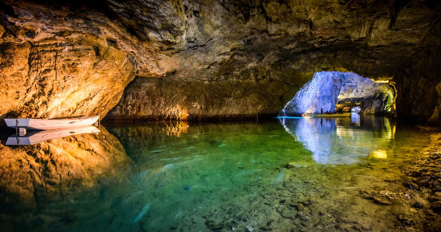 Tlaga bawah tanah Saint-Léonard - Saint-Léonard | Secret World Trip Planner