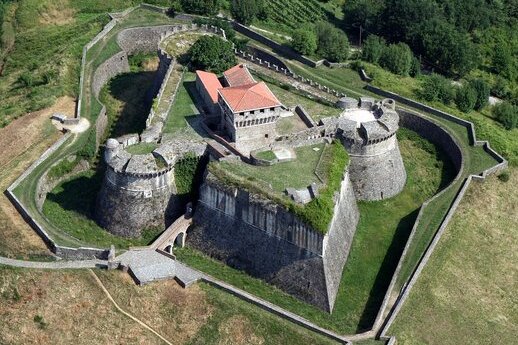 L'imposante forteresse de Sarzanello - Sarzana | Secret World Trip Planner