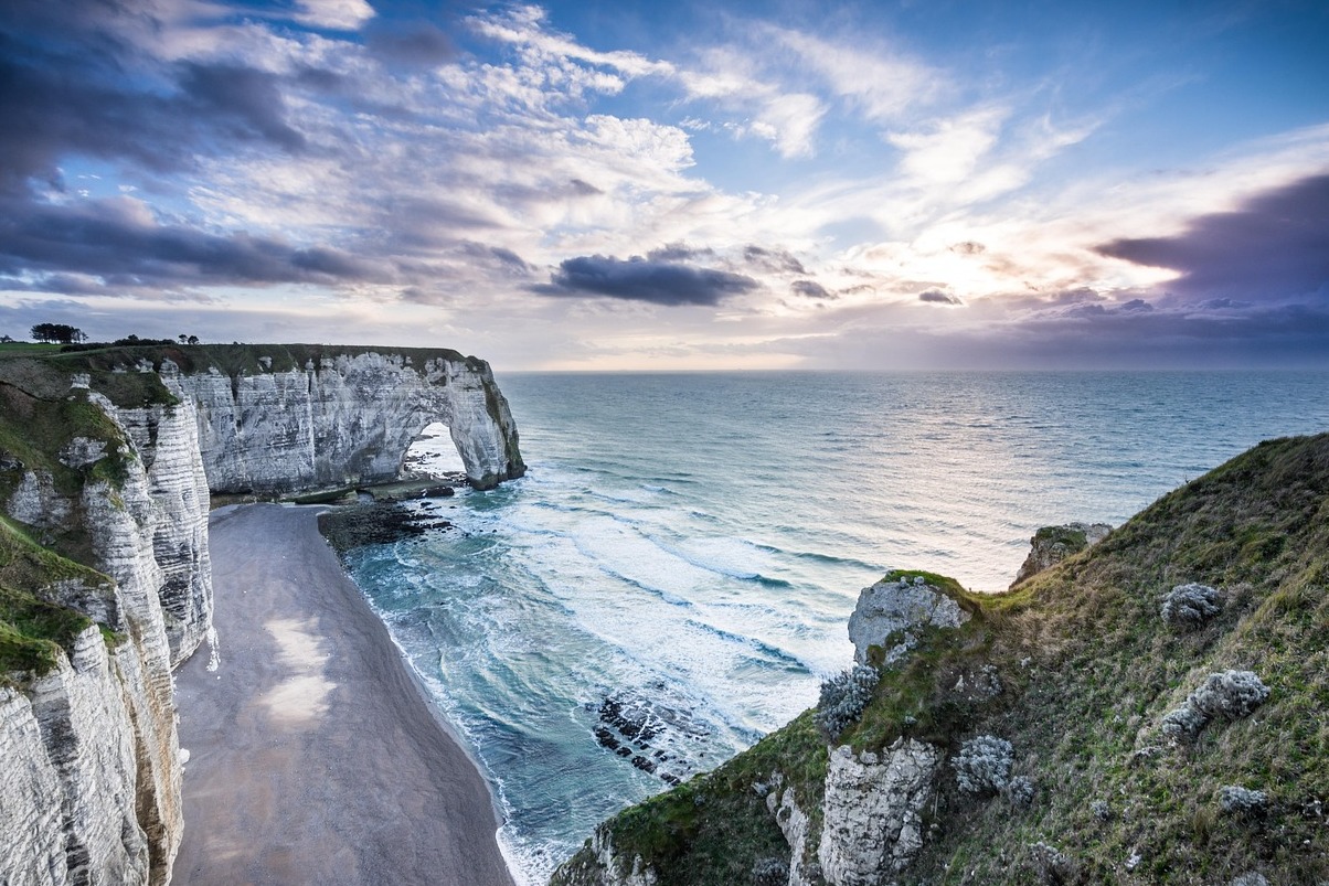 Étretat : un petit village, les falaises et la célèbre arche naturelle - Monde secret - Étretat | Secret World Trip Planner