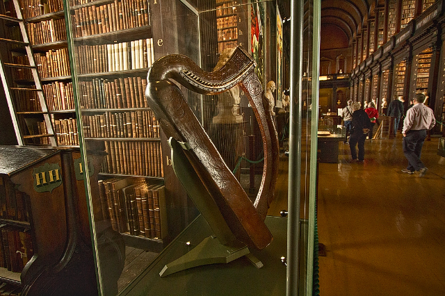 L'Harpe de Brian Boru — College Green