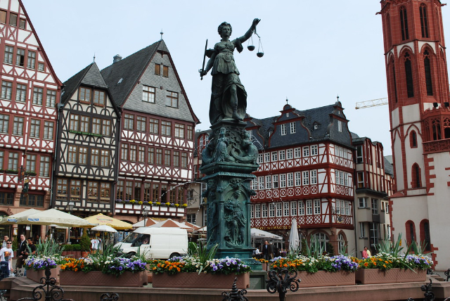 Brunnen der Gerechtigkeit - Frankfurt am Main | Secret World Trip Planner