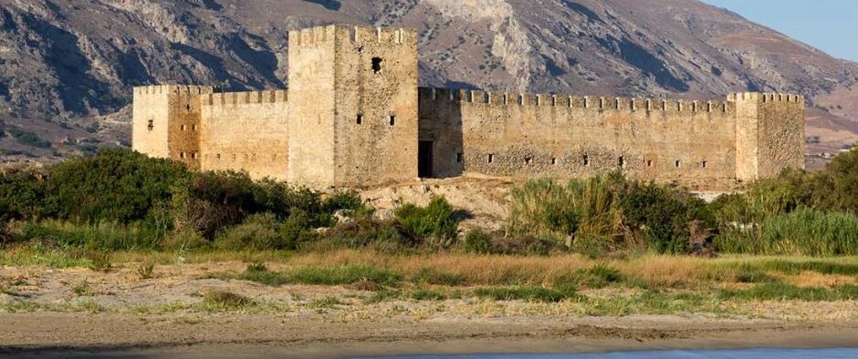 Sfakia en Crète : Frangokastello (ou Frangocastello) — Frangokastelo beach