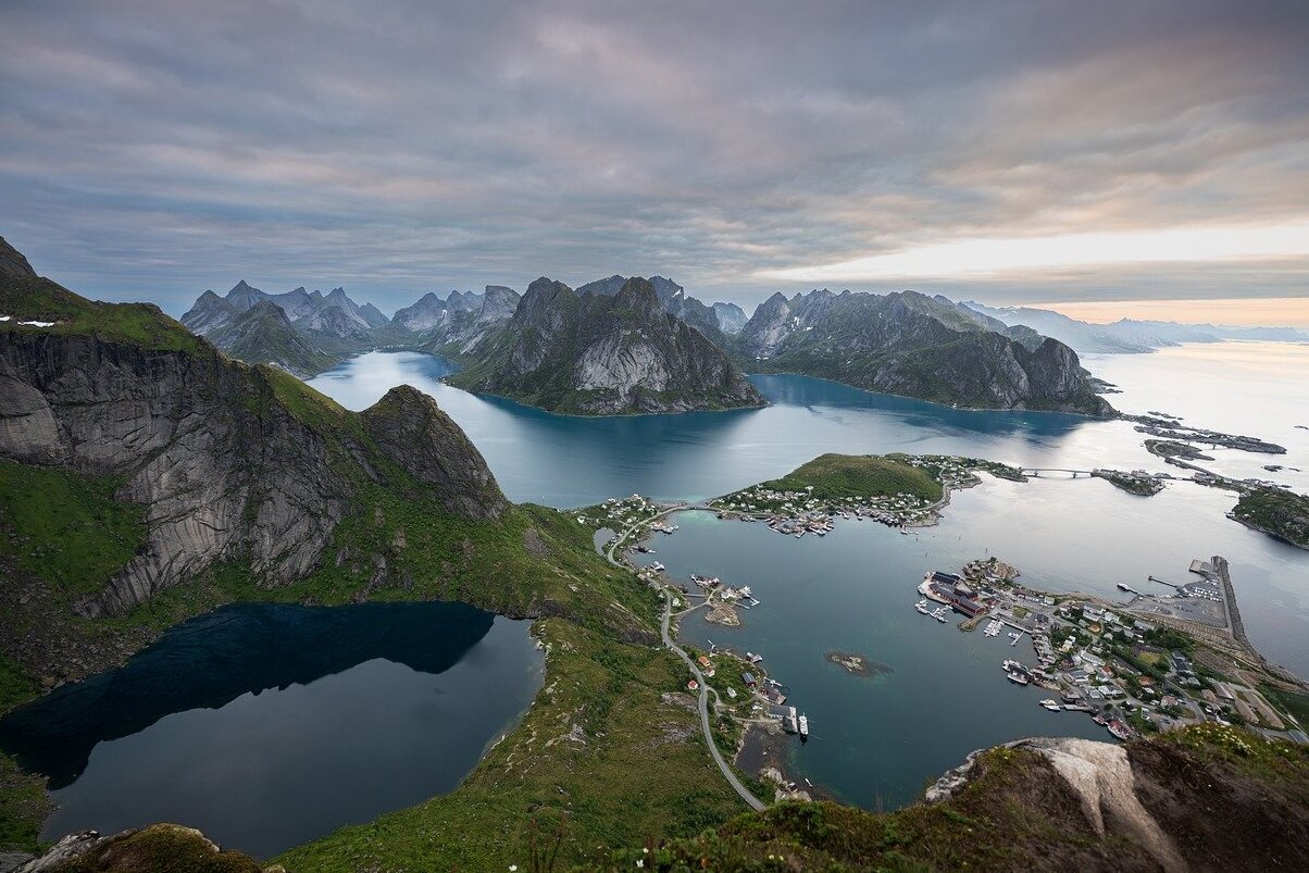 Le soleil de minuit dans les Lofoten en Norvège .....Moskenes ! - Moskenes | Secret World Trip Planner