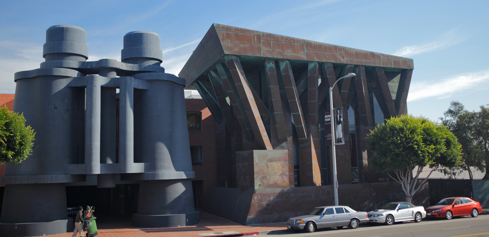 California: El edificio Chiat Day de Frank Gehry - Los Angeles | Secret World Trip Planner