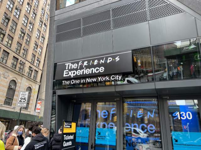 Навлизане в света на ПРИЯТЕЛИТЕ: Потапяне в изложба в Ню Йорк - New York | Secret World Trip Planner