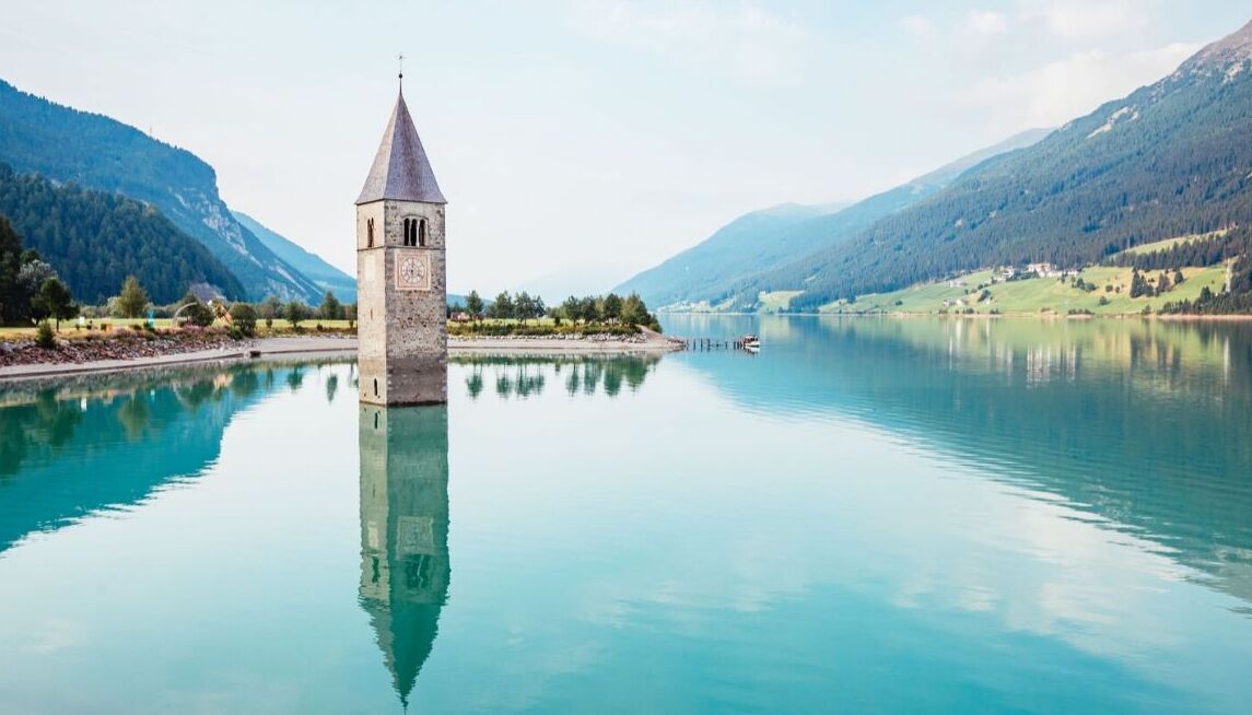 An Bháite Túr Clog, Atá Lonnaithe I Lake Resia - Resia | Secret World Trip Planner