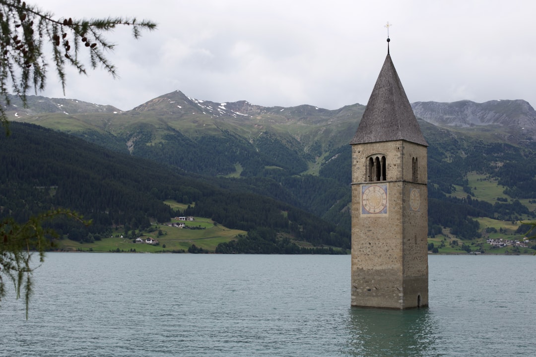 An Bháite Túr Clog, Atá Lonnaithe I Lake Resia - Resia | Secret World Trip Planner