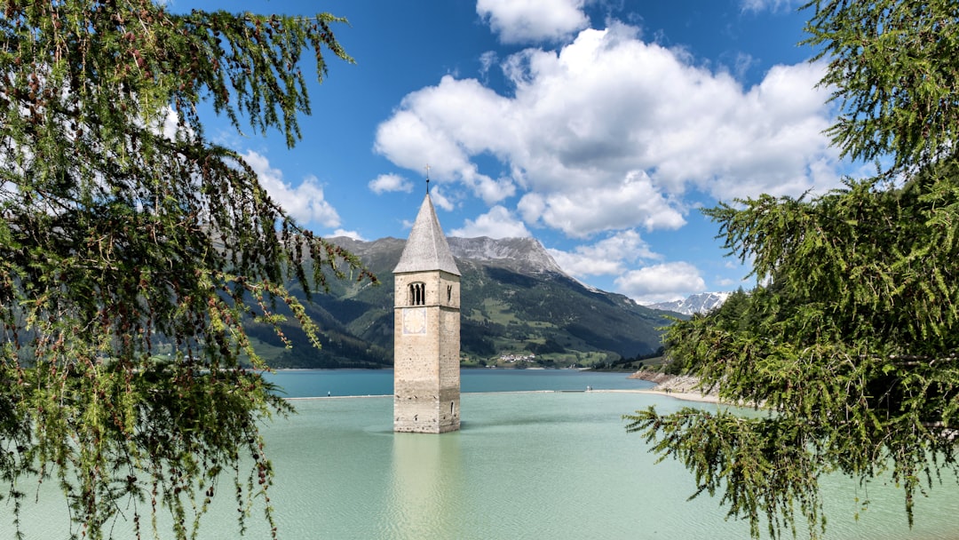 An Bháite Túr Clog, Atá Lonnaithe I Lake Resia - Resia | Secret World Trip Planner