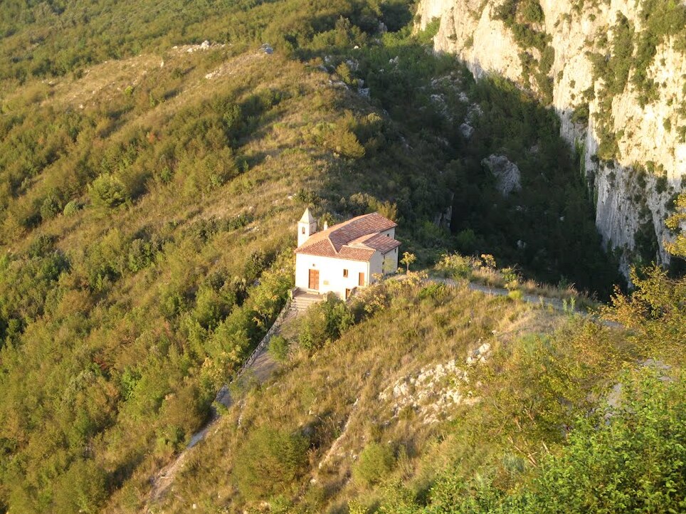 Monte San Biagio: Kirken Madonna della Neve - Santa Caterina | Secret World Trip Planner