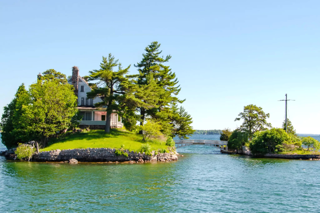Le plus petit pont international du monde - Leeds and Grenville United Counties | Secret World Trip Planner