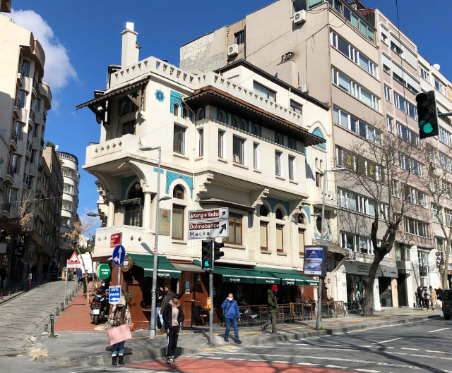Vedat Tek Haus — Vali Konağı Cd. No:39