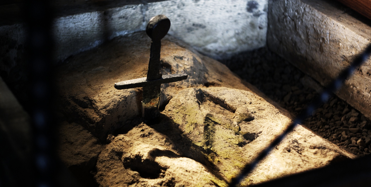 ಕಲ್ಲಿನಲ್ಲಿ ಕತ್ತಿ - Chiusdino | Secret World Trip Planner