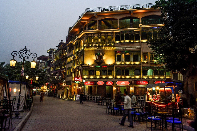 Lahore Food Street, nichée entre Fort Road et Roshnai Gate à l'intérieur de l'enceinte fortifiée de Lahore, est un lie — Lahore