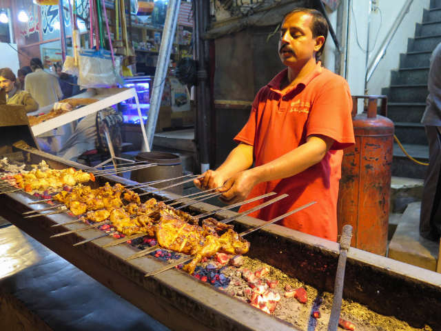 Lahore Food Street, nichée entre Fort Road et Roshnai Gate à l'intérieur de l'enceinte fortifiée de Lahore, est un lie - Lahore | Secret World Trip Planner